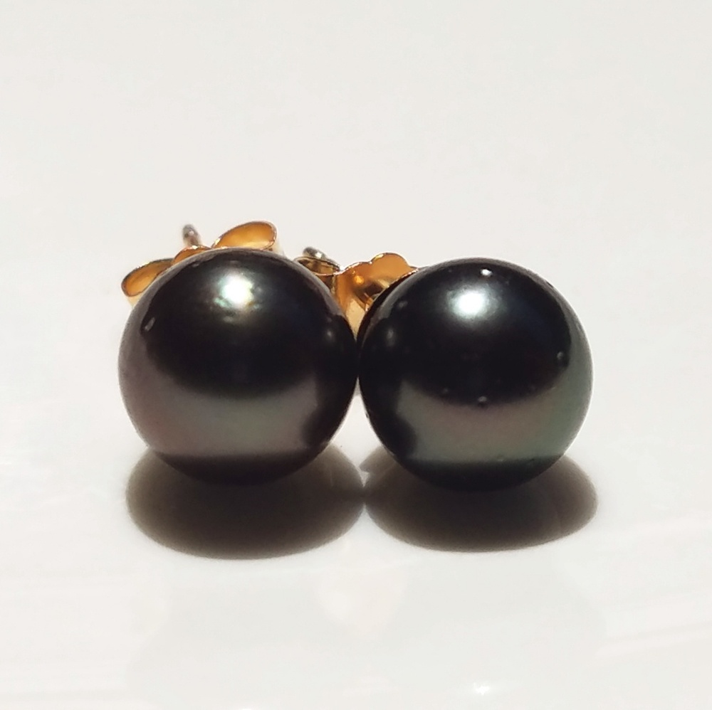 Tahitian pearl studs